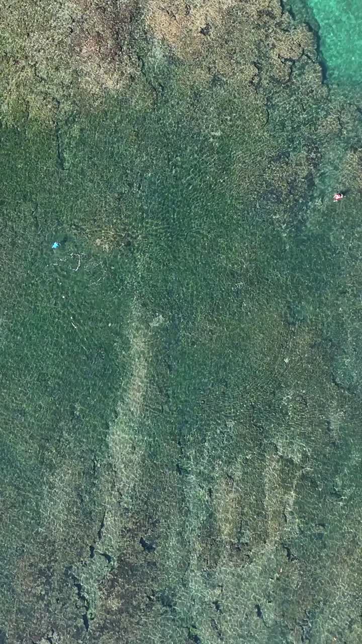 pareja buceando en las playas de huatulco, oaxaca, modo vertical