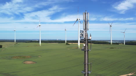 un mástil de radio 5g se encuentra en medio de la naturaleza verde