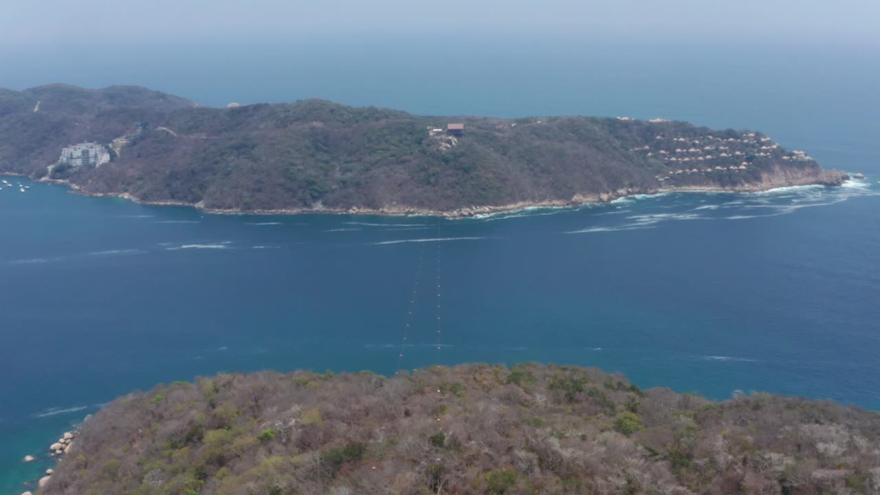 vista aérea de cables zipline sobre la costa y el océano pacífico en la bahía de acapulco, méxico