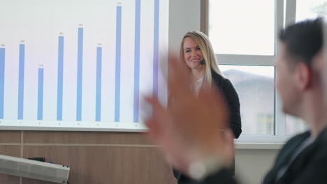 especialista en marketing está hablando en una reunión de negocios en una gran compañía sonriendo contra el gráfico