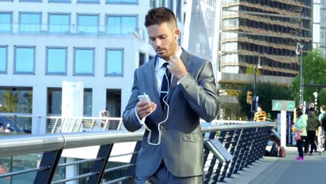 Businessman-talking-on-mobile-phone