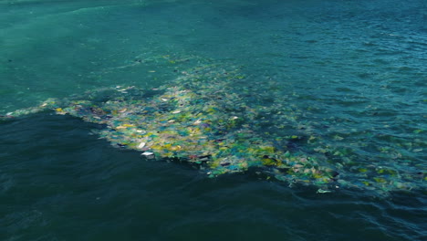 desechos plásticos flotando en las zonas costeras del océano de vietnam