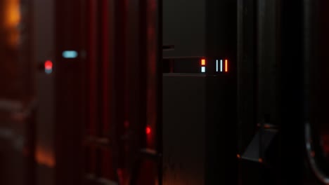 centro de datos oscuro futurista con metal y luces