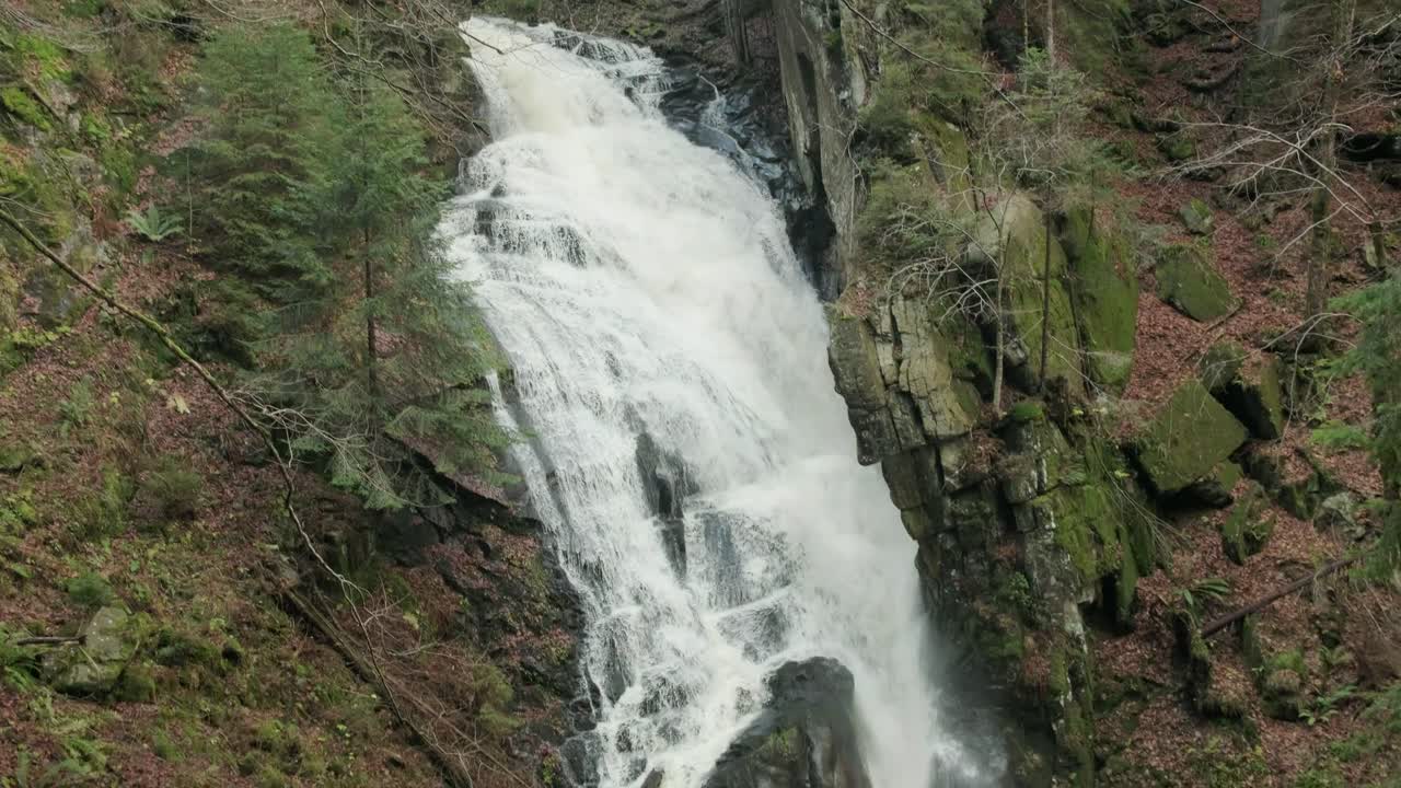 Fossen Veliki Sumik i den østlige delen av Slovenia. Kamera panorerer nedover den strømmende fossen. En kraftig vannstrøm som faller nedover elven.
