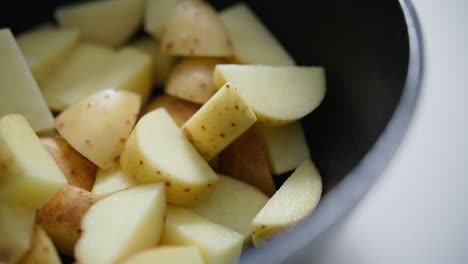 patatas picadas tiradas en una sartén