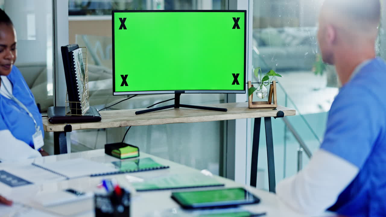 의료팀이 녹색 화면 모니터에서 데이터를 검토하고 있습니다.