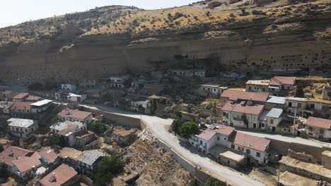 Beautiful-aerial-shot-of-the-city-in-the-mountains-called-Karaman-in-Turkey-on-a-hot-summer-day