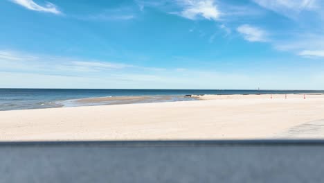 Ein-Rohr,-Das-Frischen-Sand-Zur-Baustelle-Transportiert