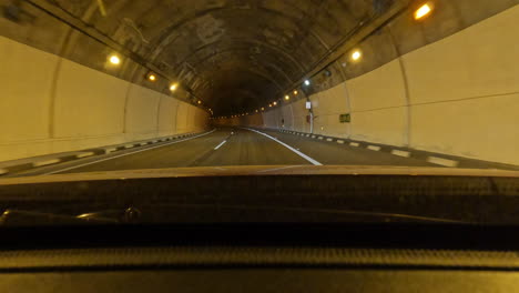 viaje en coche a lo largo de la carretera pintoresca y conducir a través del túnel de montaña