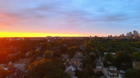 Vista-Aérea-De-Una-Hermosa-Puesta-De-Sol-En-El-área-De-Los-Suburbios-De-Minneapolis-Durante-La-Hora-Dorada,-Casas-Casas