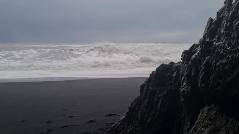 Playa-De-Arena-Negra,-Islandia