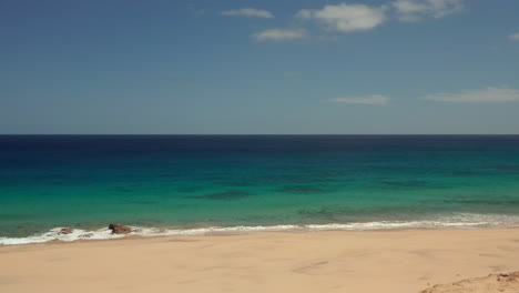 Vorderer-Antennenaufnahmestrand-In-Porto-Santo-Madeira-Portugal