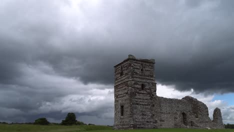 Knowlton-Kirche,-Dorset,-England.-Zeitraffer