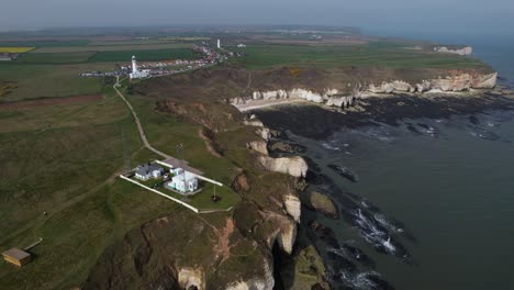 Luftaufnahme-Entlang-Der-Weißen-Küstenklippen-Von-Yorkshire-über-Der-Malerischen-Grünen-Landschaft-In-Richtung-Flamborough-Head-Leuchtturm