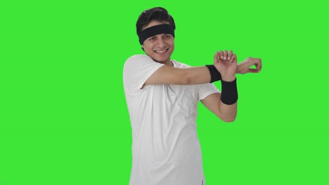 hombre indio feliz haciendo ejercicio de brazo pantalla verde