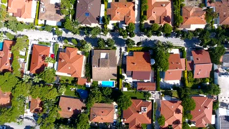 volando por encima de lujosos complejos de villas frente a la playa con una ubicación exótica perfecta. vista aérea de 4k.