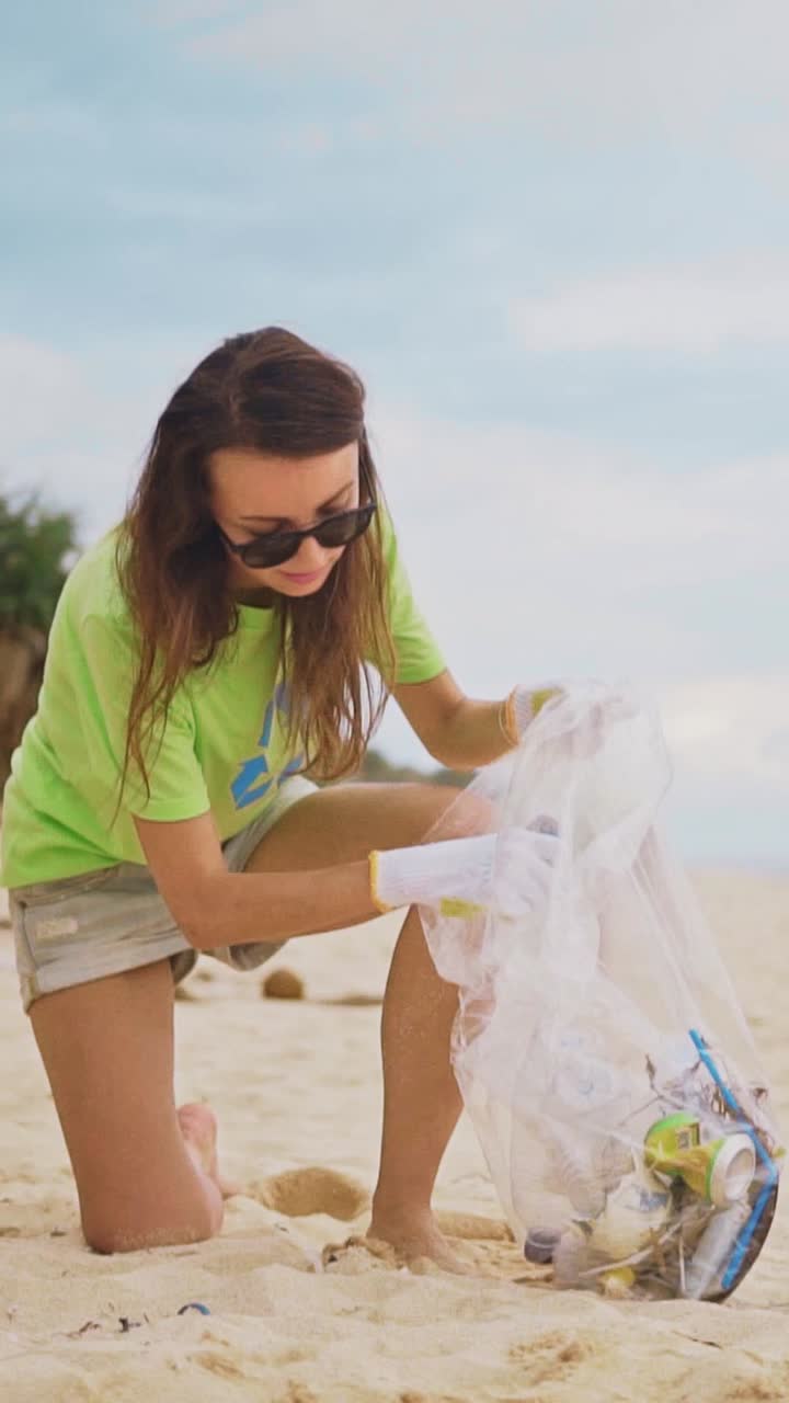 Pulizia della spiaggia con volontari per un oceano più pulito.