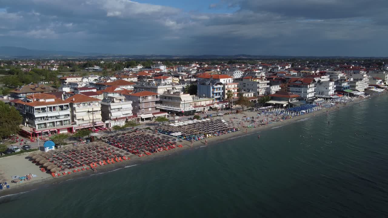 líneas de paraguas en la playa de paralia katerini, grecia