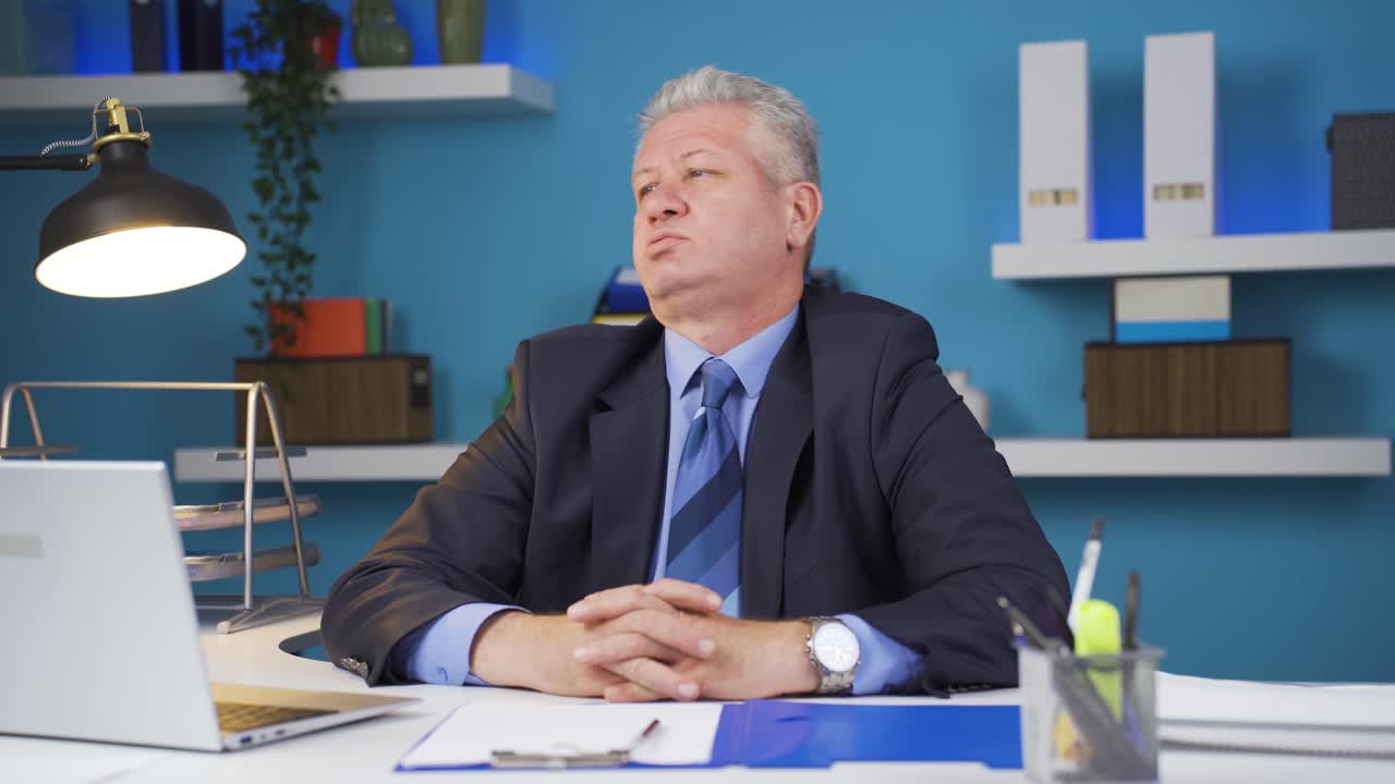 우울한 사업가 슬프고 사려 깊은.