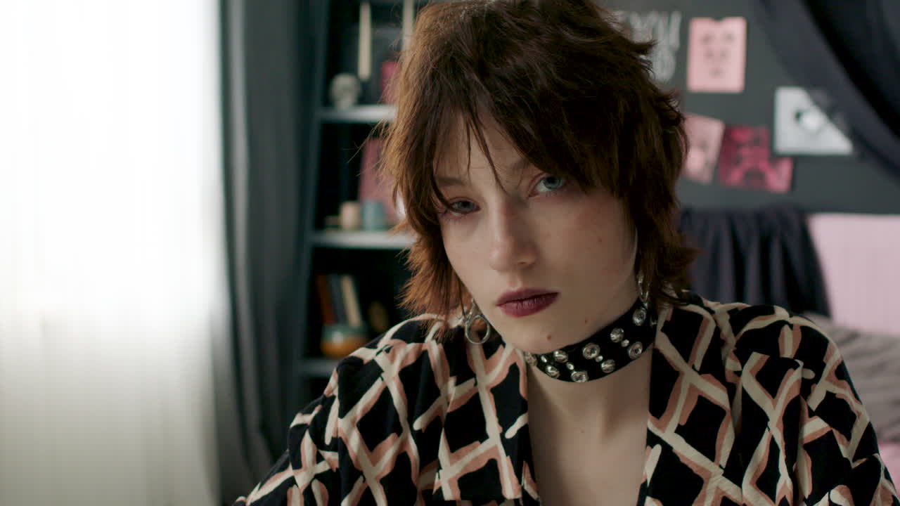 девушка в спальне.