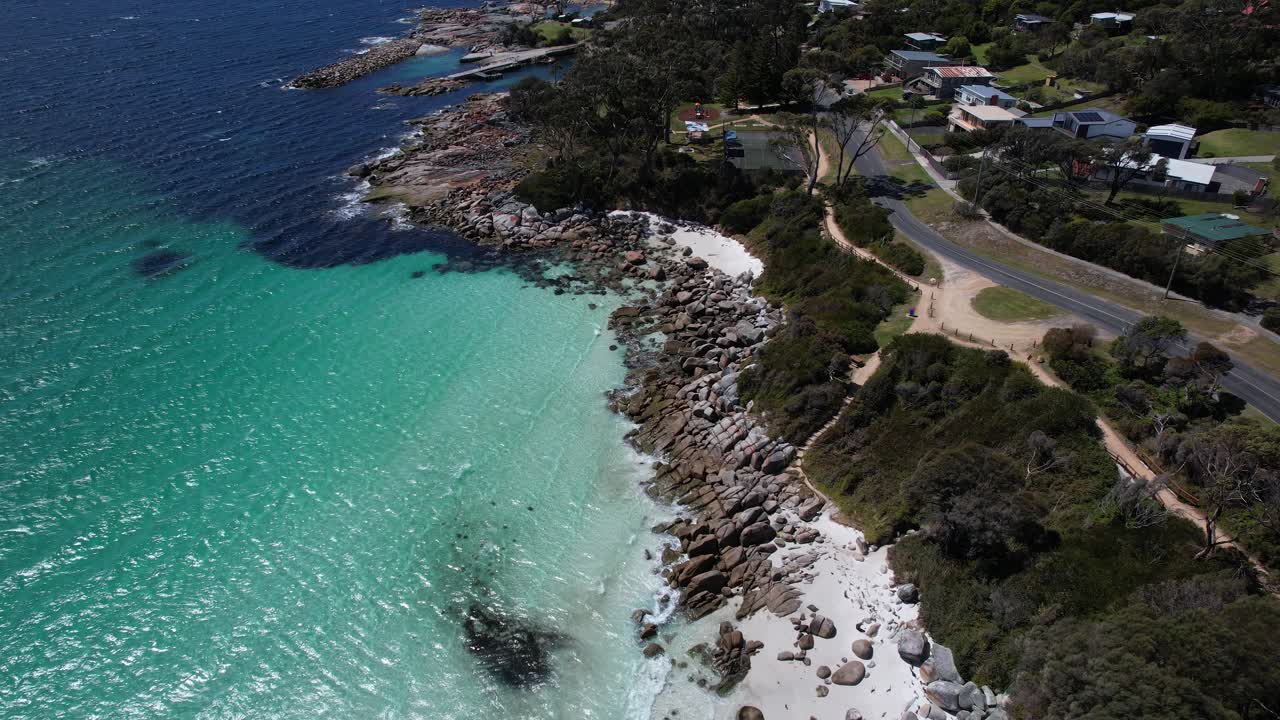 Binalong Bay Beach Cove, Binalong Bay, TAS, Australien - Drone Pullback
