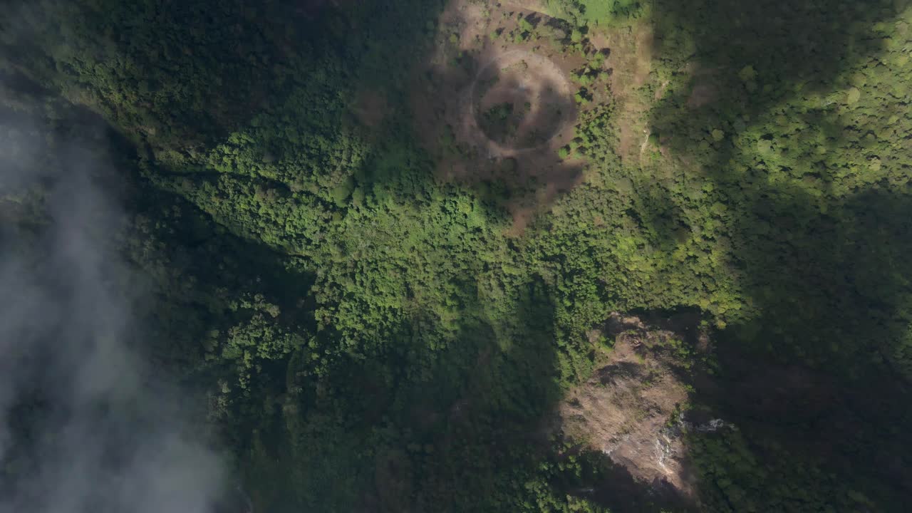 vista de avión no tripulado del volcán de san salvador en el salvador con el terreno volcánico circundante