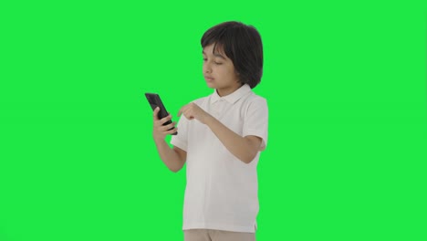 Niño-Indio-Desplazándose-Por-La-Pantalla-Verde-Del-Teléfono