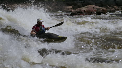 Extremer-Wildwasserkajaksportler-In-Zeitlupe