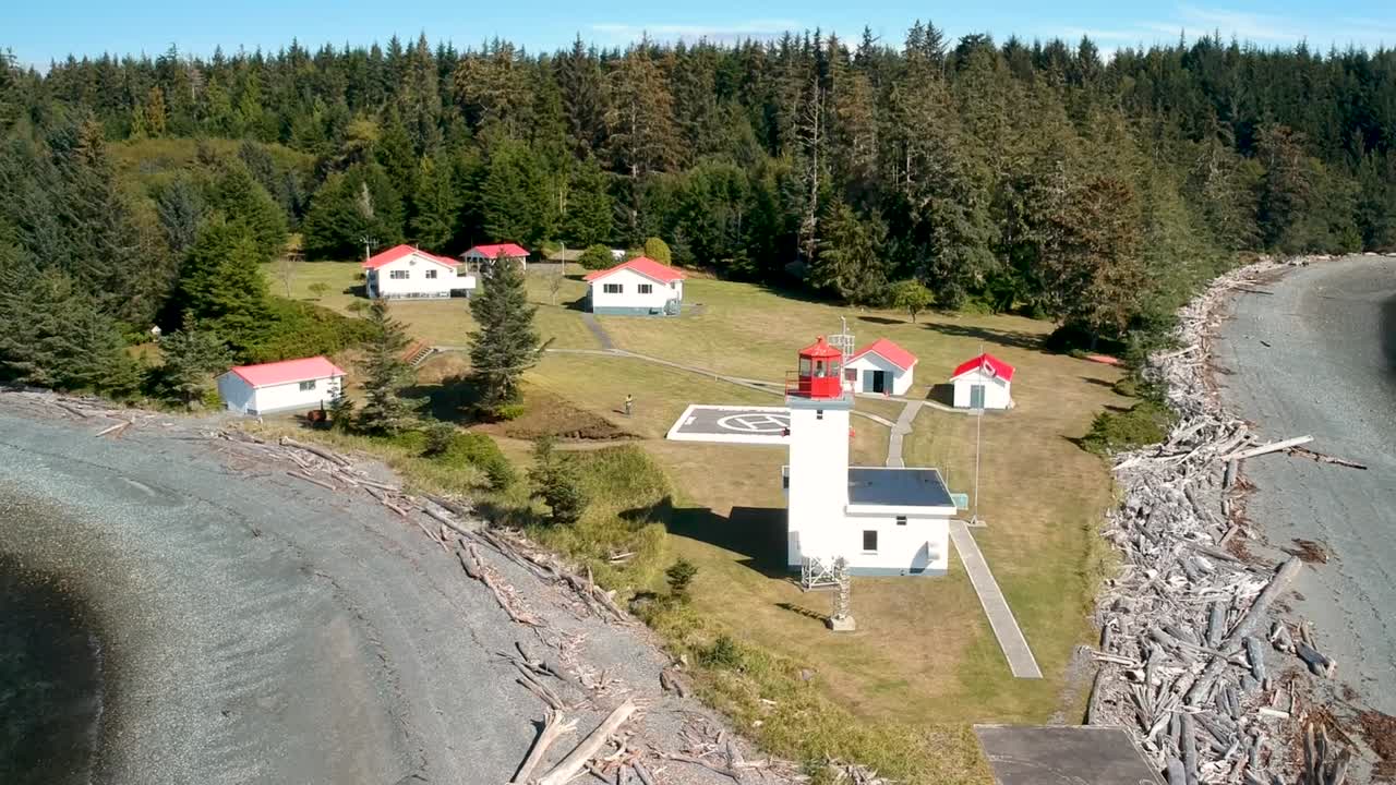 Droneoptagelse af et fyrtårn på vestkystøen Sointulia