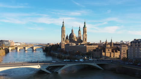 increíble vista aérea de zaragoza puente de piedra y basílica del pilar
