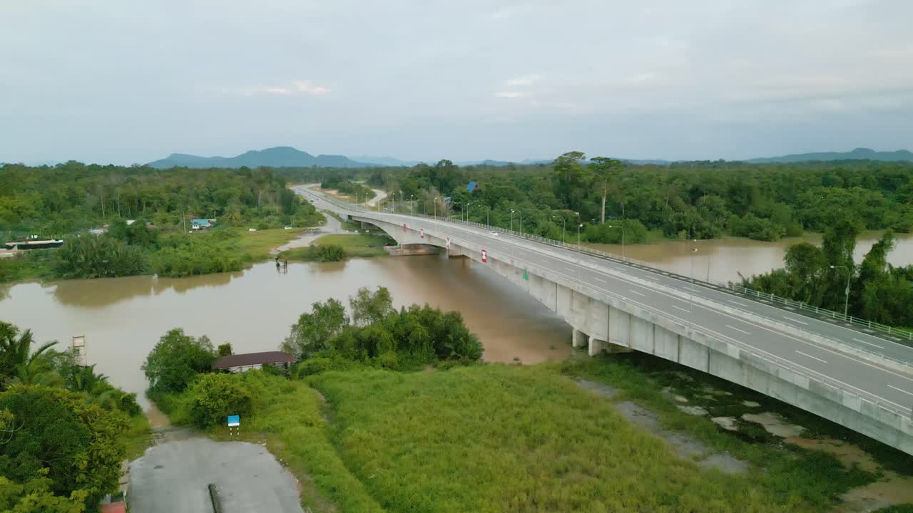룬두 (lundu) 의 아름다운 공중 풍경, 진이 많은 강과 다리, 쿠칭 (kuching), 사라와크 (sarawak)