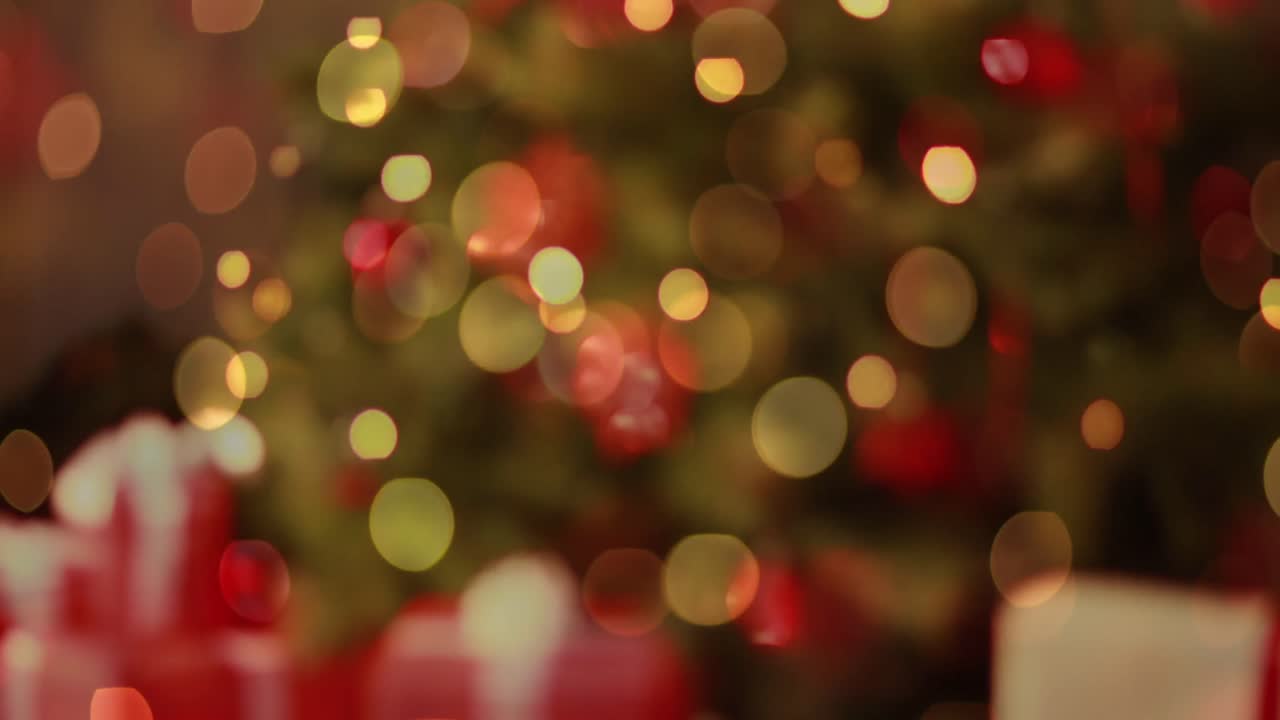 Animação de árvore de Natal decorada e desfocada com pisca-pisca cintilante