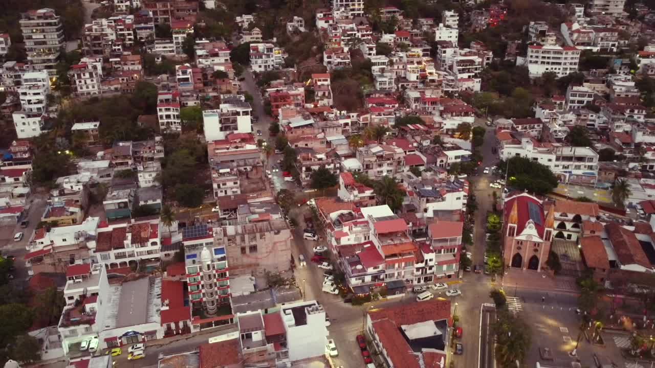 hyperlapse helix spin vista aérea de drones revelación del popular centro el centro y la iglesia de nuestra señora de guadalupe de puerto vallarta méxico con montañas en la parte trasera durante la hora dorada