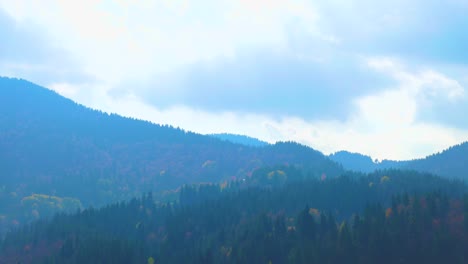 rhodope 산 bulgaria.time 바퀴에 있는 가을 안개