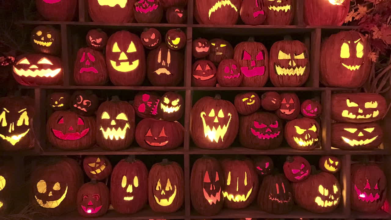 muchas calabazas de halloween diferentes o jack o'lantern en el estante de la casa embrujada