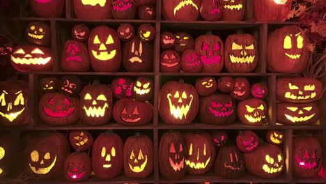 muchas calabazas de halloween diferentes o jack o&#39;lantern en el estante de la casa embrujada