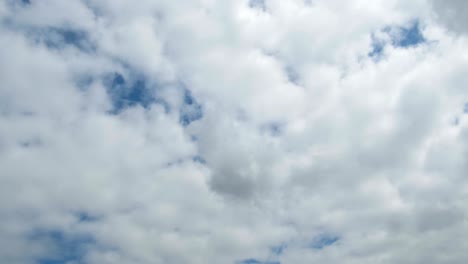 las nubes se mueven en el cielo azul.