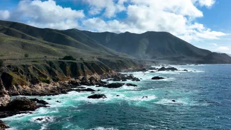 vista aérea de la costa pacífica de big sur, contra las montañas de santa lucía, california