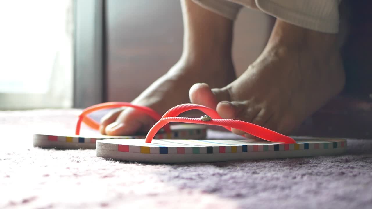 카 에 플립 플롭 을 입은 여자