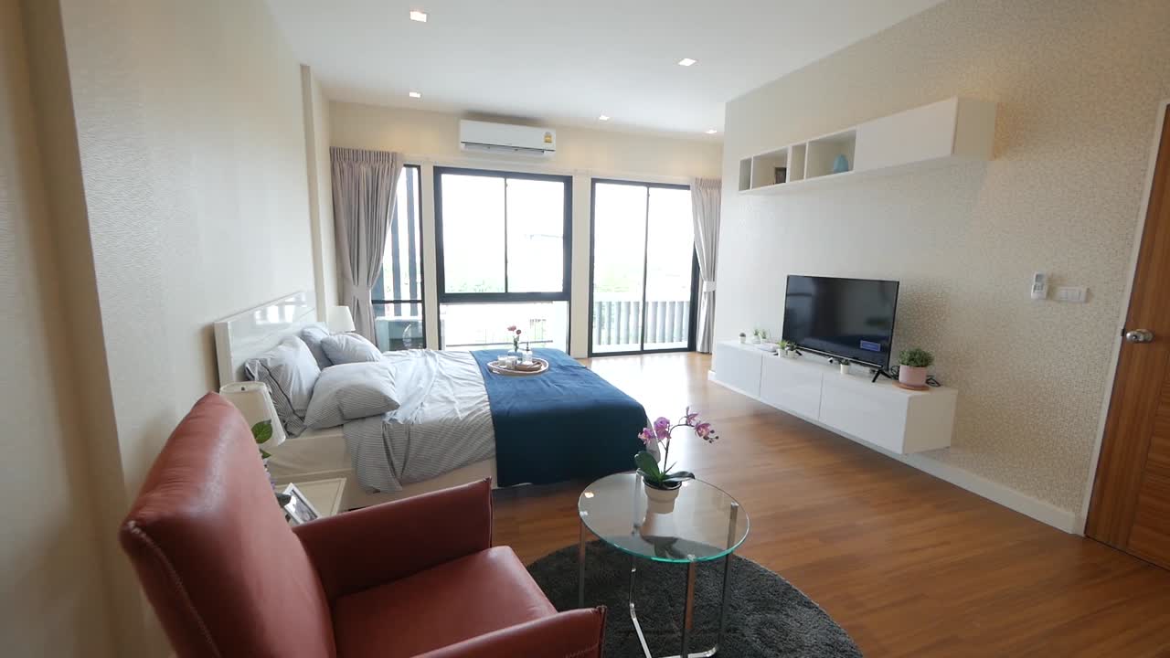 accogliente soluzione per la decorazione della camera da letto con pavimento in legno