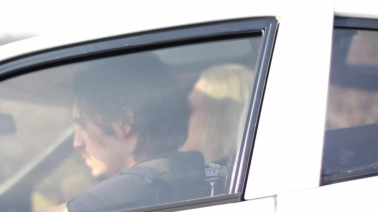 낡은 스포츠카를 적극적으로 운전하는 청년