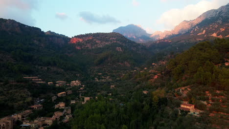 Dramatischer-Sonnenuntergang-Luftaufnahme-Der-Serra-De-Tramuntana-Berge-Mit-Der-Stadt-Fornalutx-Unten