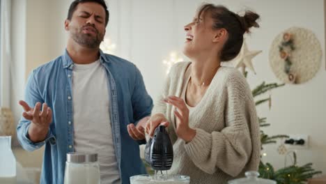 Primer-Plano-De-Una-Pareja-Multiétnica-Irreconocible-Haciendo-Un-Pastel-Juntos-En-Navidad.