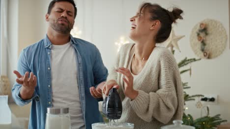 primer plano de una pareja multiétnica irreconocible haciendo un pastel juntos en navidad.