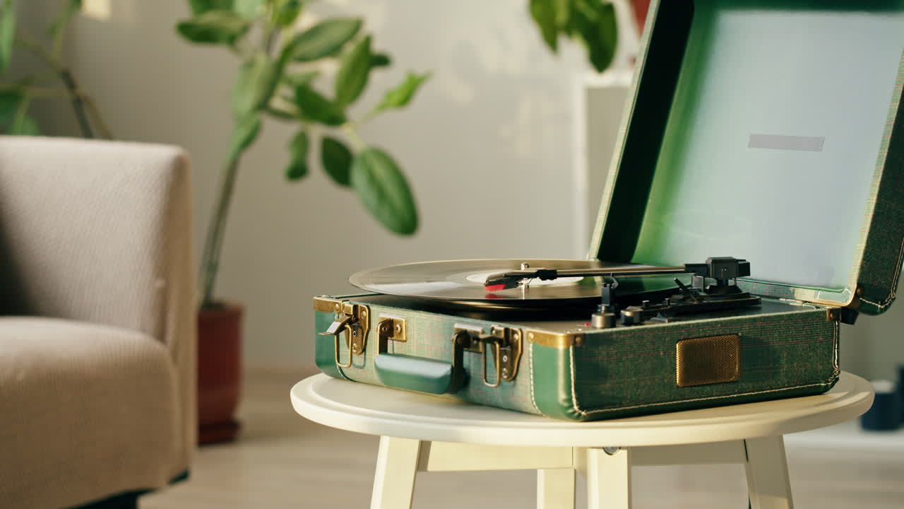 Giradischi vintage che riproduce un disco in vinile in un accogliente soggiorno.