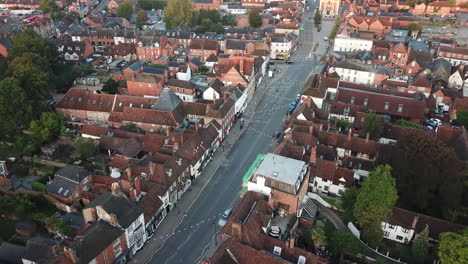 Seltene-Drohnenaufnahme-Von-Henley-Auf-Der-Themse-High-Street-Bei-Sonnenaufgang