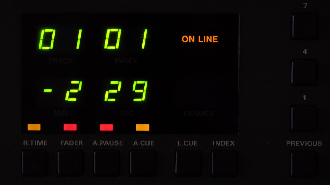 цифровой дисплей проигрывателя revox vintage cd, записанный с помощью камеры sony alpha a7iii 1080p 30fps