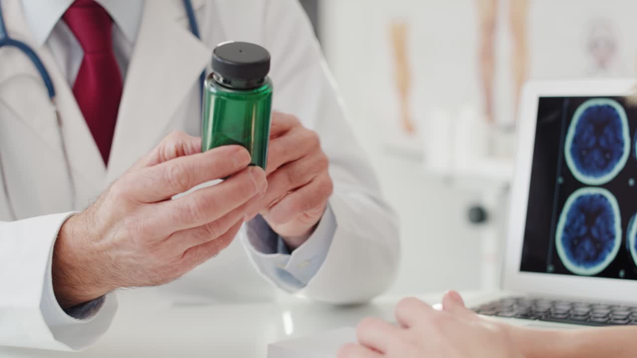 환자 에게 의약품 을 권장 하는 의사 의  ⁇ 드헬드 뷰