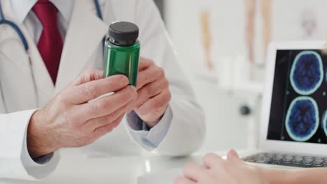 vista de mano del médico que recomienda medicamentos al paciente