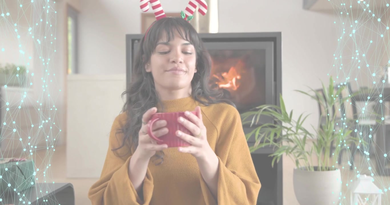 Marketing navideño con una mujer arrodillada en una alfombra preparando un regalo con un bolígrafo rojo y luego bebiendo de una taza